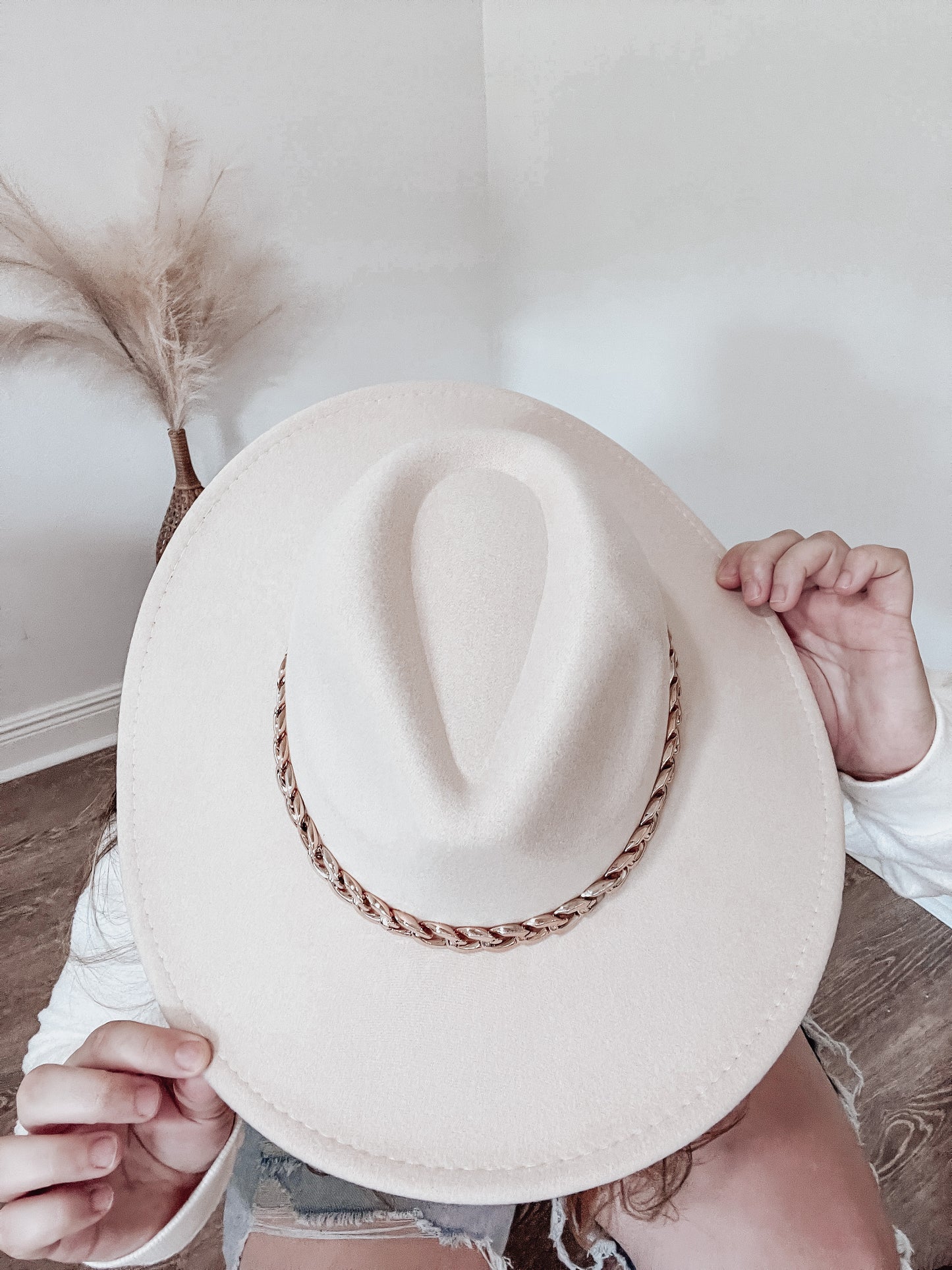 Taking Notes Fedora Hat With Gold Chain - Ivory